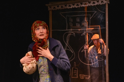 «Солнце, старик и девушка», в роли Витькиной матери Людмила Селезнева